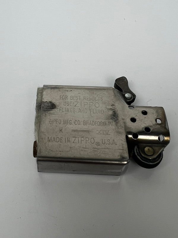 【中古品】【メンズ/レディース】 ZIPPO ジッポ MARLBORO SOLID BRASS マールボロ ソリッドブラス 2面加工 オイルライター 喫煙具 1998年製造 インサイドユニット 1998年製 206-260612-kk-03-hon カラー:BRASS 万代Net店