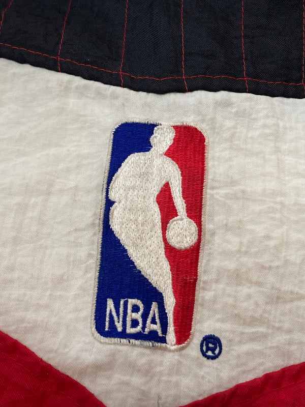 【中古品】【メンズ】 STARTER CHICAGO BULLS NYLON ANORAK JACKET スターター シカゴ ブルズ アノラック ジャケット アウター 146-240401-jt-08-min サイズ:L カラー:レッド 万代Net店