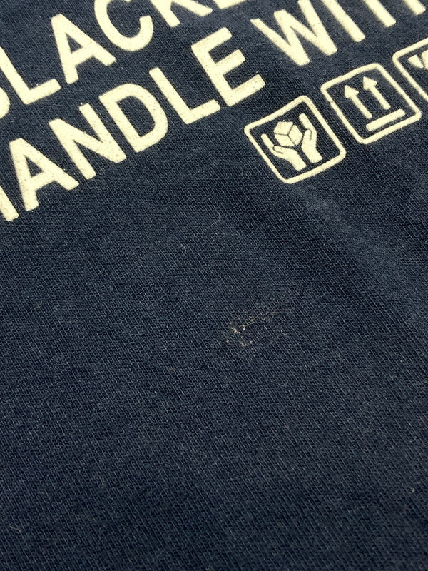 【中古品】【メンズ】 THE BLACK EYE PATCH ブラックアイパッチ HANDLE WITH CARE TEE NAVY ハンドル ウィズ ケア Tシャツ トップス 142-240821-jt-07-min サイズ:L カラー:ネイビー 万代Net店