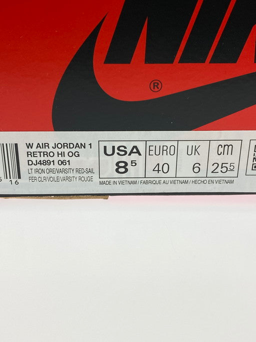 【中古美品】【メンズ/レディース】 NIKE ナイキ DJ4891-061 WOMEN’S AIR JORDAN 1 HIGH OG NEWSTALGIA 靴 シューズ スニーカー 160-250401-AS-1-min サイズ:25.5cm カラー:レッド/ホワイト 万代Net店