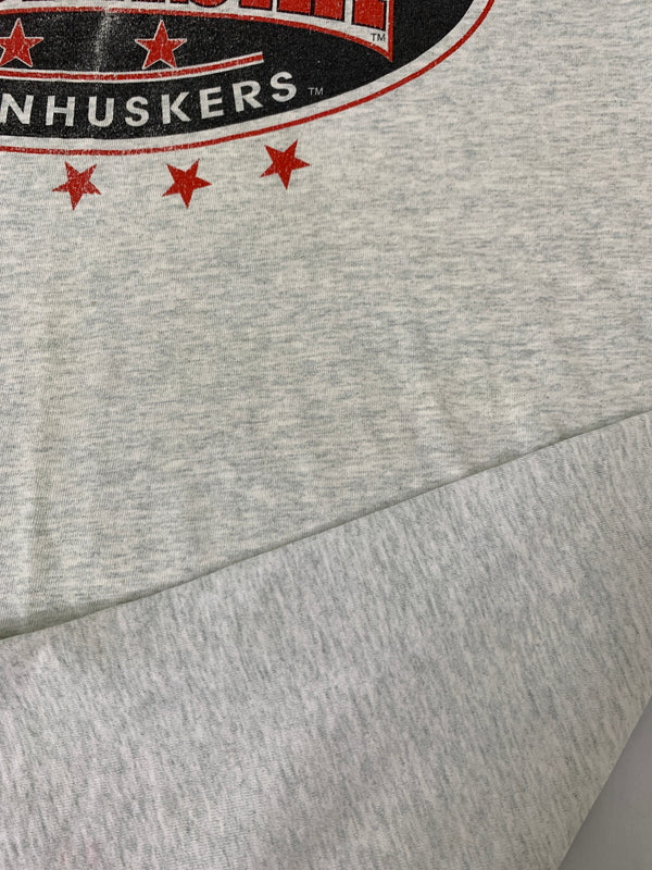 【現状渡し品】【メンズ】 FRUIT OF THE LOOM フルーツオブザルーム 90S NEBRASKA FOOTBALL TEAM PRINT TEE 半袖Tシャツ ショートスリーブ 146-260718-AS-27-min サイズ:XL カラー:グレー 万代Net店