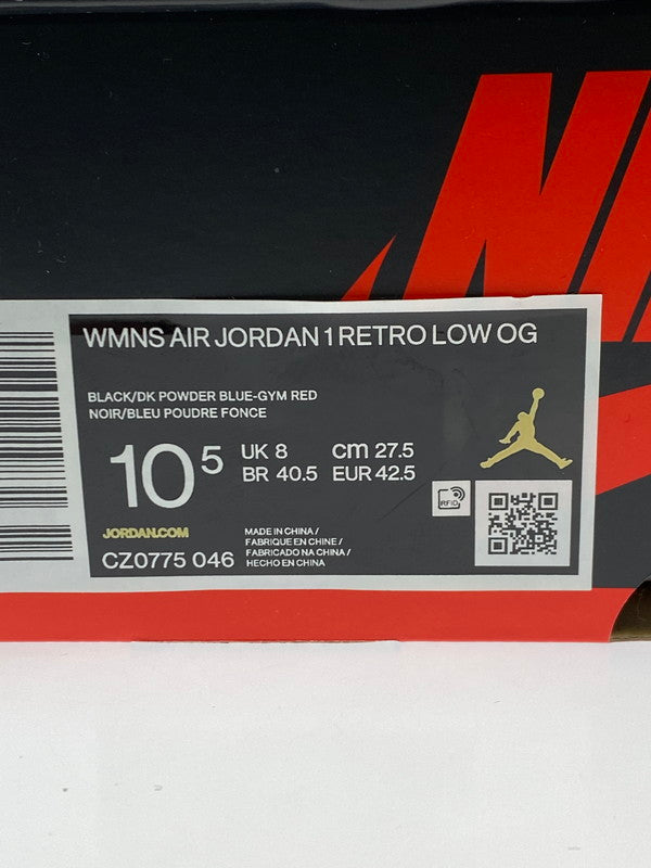 【未使用品】【メンズ】 NIKE ナイキ WMNS AIR JORDAN 1 LOW OG UNC TO CHI CZ0775-046 ウィメンズ エアジョーダン 1 レトロ ロー オリジナル スニーカー 靴 160-251129-kk-04-min カラー:BLACK/DK POWDER BLUE-GYM RED 万代Net店
