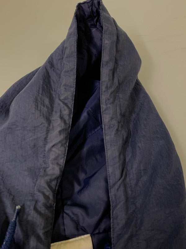 【現状渡し品】【メンズ】 adidas アディダス NYLON HOODED JACKET AHN001 ナイロン フーデッド ジャケット ライトアウター 万国旗タグ 146-260404-kk-12-min サイズ:US XL カラー:ネイビー 万代Net店