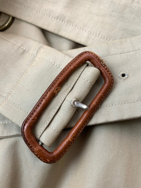 【現状渡し品】【メンズ】 Burberrys バーバリーズ 83-902-41 TRENCH COAT トレンチコート アウター 141-260402-KS-01-min サイズ:不明 カラー:オリーブ系 万代Net店