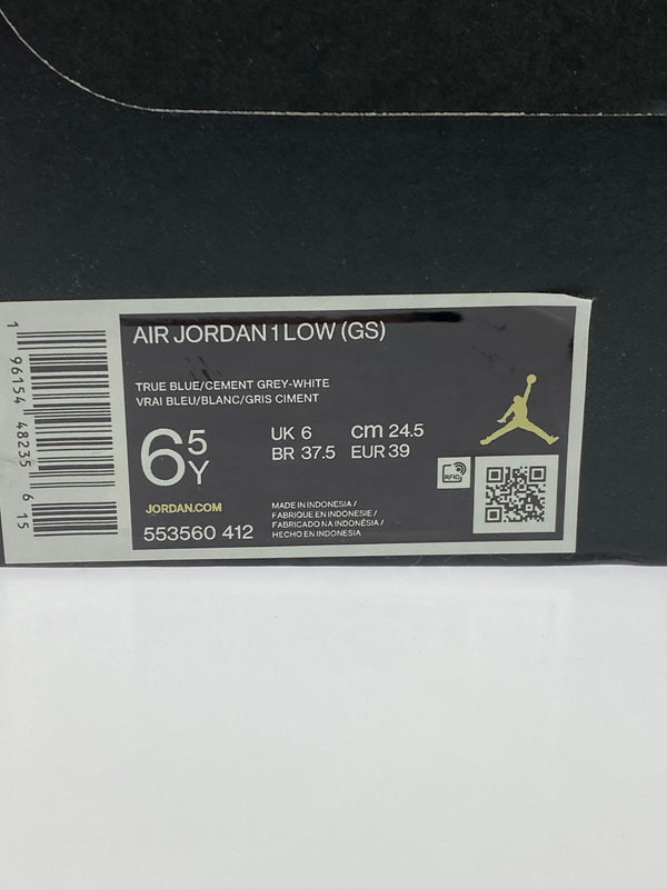 【中古美品】【レディース】 NIKE ナイキ 553560-412 GS AIR JORDAN 1 LOW 靴 シューズ スニーカー SNEAKER 166-260509-zi-10-min サイズ:24.5cm カラー:TRUE BLUE/CEMENT GREY-WHITE 万代Net店