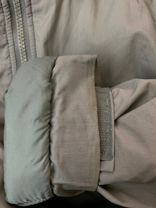 【中古品】【メンズ】 ECWCS エクワックス GEN 3 LEVEL7 PRIMALOFT JACKET ジェンスリー レベルセブン プリマロフト ジャケット メンズ アウター 146-260813-KS-13-min サイズ:M-R カラー:アーバングレー 万代Net店