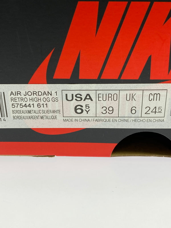 【中古品】【レディース】 NIKE ナイキ AIR JORDAN 1 HIGH OG BORDEAUX 575441-611 GS エアジョーダン1 ハイ OG ボルドー レディース スニーカー 靴 シューズ 166-260820-em-26-min サイズ:24.5cm カラー:ボルドー/ホワイト/シルバー 万代Net店