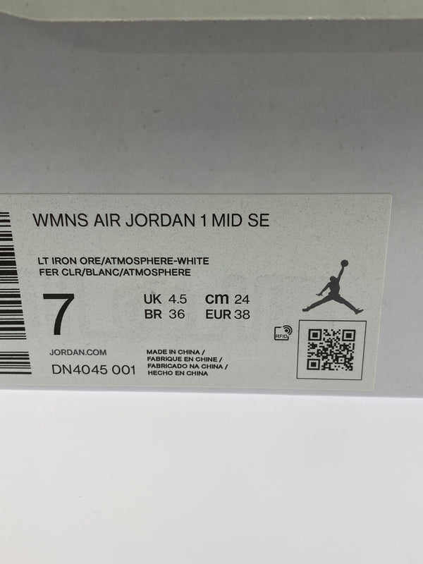 【中古品】【レディース】 NIKE ナイキ WOMEN'S AIR JORDAN 1 MID SE ウィメンズ エアジョーダン1 ミッド SE レディース スニーカー シューズ 靴 166-260825-em-26-min サイズ:24.0cm カラー:LIGHT IRON ORE 万代Net店
