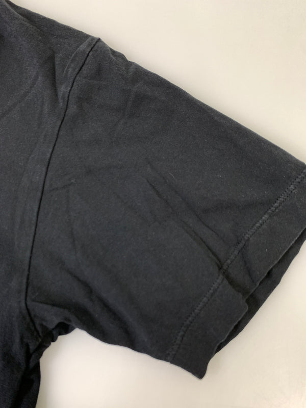 【中古品】【メンズ】 STONE ISLAND ストーンアイランド INSTITUTIONAL STAMP ONE BADGE PRINT TEE 80152NS83 インスティテューショナル スタンプ ワン バッジ 半袖 プリント Tシャツ 141-261020-em-06-min サイズ:L カラー:ブラック 万代Net店