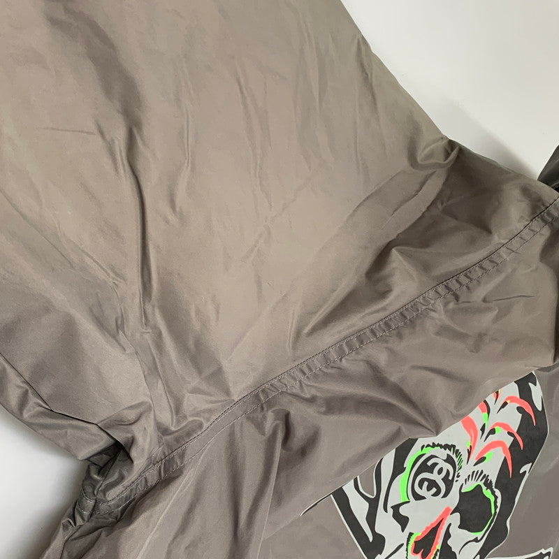 【現状渡し品】【メンズ】 STUSSY AUTHENTIC GEAR ステューシー オーセンティック ギア × NEXUS7 ネクサス セブン COACH JACKET コーチ ジャケット スカル プリント アウター 142-260120-ay-03-izu サイズ:XL カラー:グレー系 万代Net店