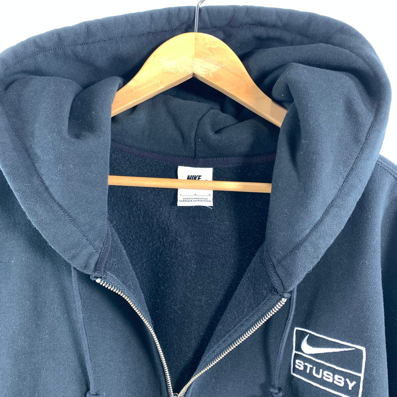 【中古品】【メンズ】 STUSSY × NIKE ステューシー ナイキ FJ9175-010 STONE WASHED FLEECE ZIP HOODIE ジップアップ フーディ パーカー トップス 古着 142-260622-mh-05-fuzh サイズ:L カラー:ブラック 万代Net店