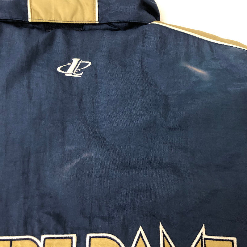 【中古品】【メンズ】 LOGO ATHLETIC ロゴアスレチック NOTRE DAME UNIVERSITY NYLON BLOUSON ノートルダム大学 ナイロンブルゾン アウター ジャケット 148-250629-kk-17-tei サイズ:XL カラー:ネイビー 万代Net店