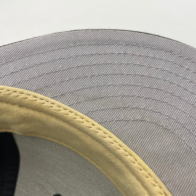 【中古品】【メンズ】 FEAR OF GOD ESSENTIALS フィアオブゴッド エッセンシャルズ × NEW ERA ニューエラ 別注 コラボ FITTED CAP フィットキャップ 帽子 ベースボールキャプ 185-260805-ko-05-tei カラー:ブラック 万代Net店
