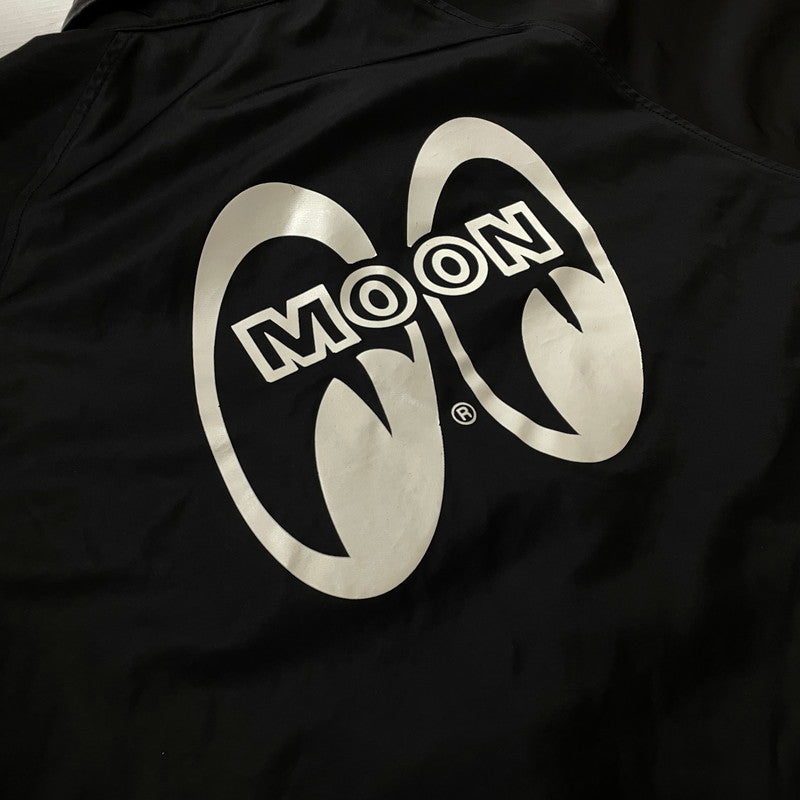 【中古品】【メンズ】 BLUCO ブルコ × DOGTOWN × ドッグタウン MOONEYES ムーンアイズ 別注コラボ COACH JACKET 158-31-063 コーチジャケット アウター ウィンドブレーカー 145-260817-ss-09-tei サイズ:L カラー:ブラック 万代Net店