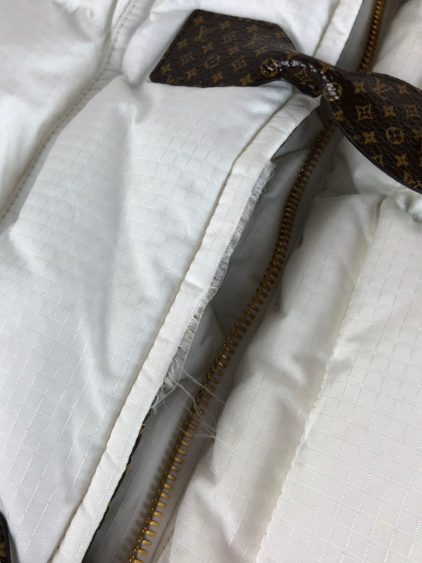 【中古品】【メンズ】 LOUIS VUITTON ルイ・ヴィトン MONOGRAM ACCENT PILLOW PUFFER JACKET FMOW17E54 モノグラムアクセントピロウ パファージャケット アウター 179-250927-rt-20-tag サイズ:不明 カラー:ホワイト 万代Net店