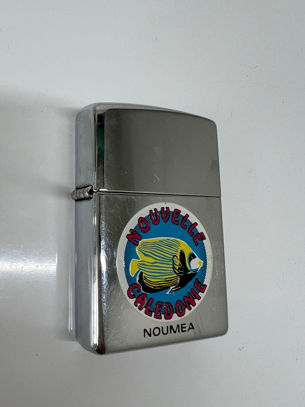 【中古品】【メンズ/レディース】 ZIPPO ジッポ NOUVELLE CALEDONIE ニューカレドニア デザイン オイルライター 喫煙具 1997年製造 インサイドユニット 1997年製 178-260706-kk-04-hon カラー:シルバー 万代Net店