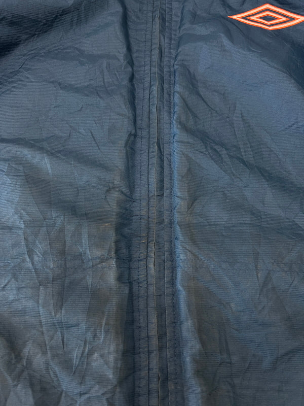 【現状渡し品】【メンズ】 UMBRO アンブロ Padding Bench Coat 中綿ベンチコート アウター 146-260809-SH-07-hon サイズ:L カラー:ネイビー/グレー 万代Net店