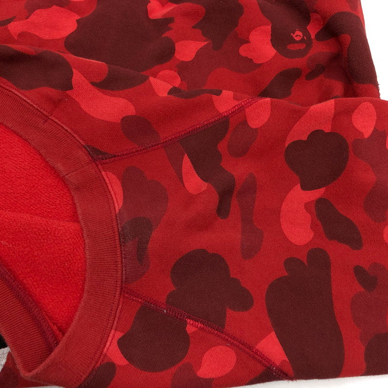 【中古品】【メンズ】 A BATHING APE アベイシングエイプ COLOR CAMO EMBROIDERY SHARK CREWNECK カラーカモ エンブロイダリー シャーク クルーネック スウェット トレーナー トップス 142-251215-hn-06-fur サイズ:M カラー:レッド系/カモフラージュ 万代Net店