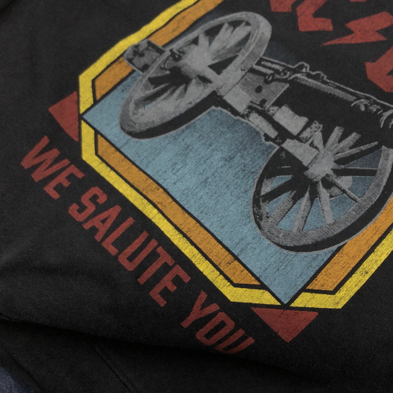 【現状渡し品】【メンズ】 ACDC エーシーディーシー "WE SALUTE YOU" PRINT SWEATSHIRT プリント スウェットシャツ トレーナー トップス 146-260713-hn-02-fur サイズ:XL カラー:ブラック 万代Net店