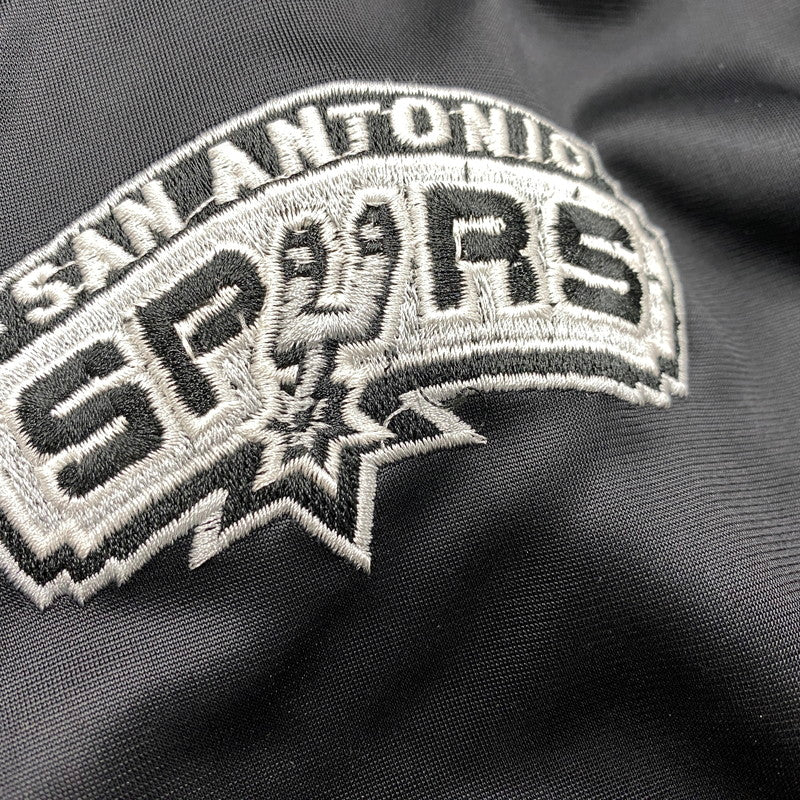 【中古品】【メンズ】 NBA エヌビーエー SAN ANTONIO SPURS LONG STADIUM JACKET サン アントニオ スパーズ ロング スタジアム ジャケット アウター 146-260203-cs-14-izu サイズ:XXXL カラー:ブラック 万代Net店