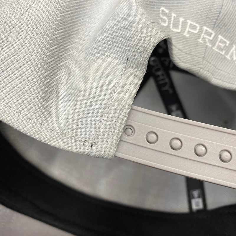 【中古品】【メンズ】 SUPREME シュプリーム × NEWERA ニューエラ GOTHIC OUTLINE ADJUSTABLE ゴシック アウトライン アジャスタブル 帽子 キャップ 185-260813-kh-07-izu サイズ:F カラー:グレー 万代Net店
