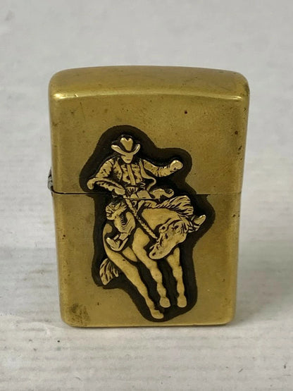 【LIFTる。景品】【中古品】【メンズ/レディース】 ZIPPO ジッポー 1998年製 MARLBORO ロデオカウボーイ ソリッドブラス オイルライター 206-240205-ab-21-min カラー：ゴールド 万代Net店