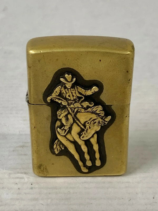 【LIFTる。景品】【中古品】【メンズ/レディース】 ZIPPO ジッポー 1998年製 MARLBORO ロデオカウボーイ ソリッドブラス オイルライター 206-240205-ab-21-min カラー：ゴールド 万代Net店