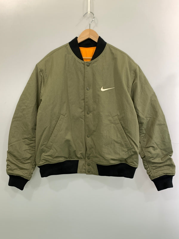 【中古品】【メンズ】 NIKE ナイキ × STUSSY REVERSIBLE VARSITY JACKET FJ9153-222 ステューシー リバーシブル バーシティ ジャケット アウター 142-260831-yn-11-min サイズ：L カラー：オリーブグリーン/オレンジ 万代Net店