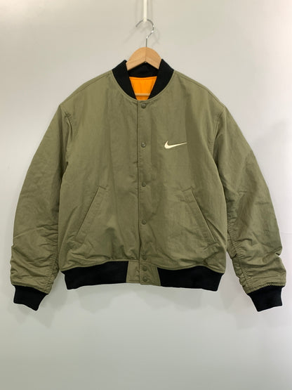 【中古品】【メンズ】 NIKE ナイキ × STUSSY REVERSIBLE VARSITY JACKET FJ9153-222 ステューシー リバーシブル バーシティ ジャケット アウター 142-260831-yn-11-min サイズ：L カラー：オリーブグリーン/オレンジ 万代Net店