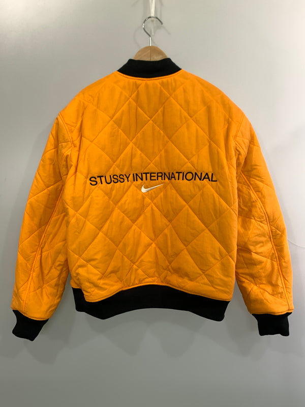 【中古品】【メンズ】 NIKE ナイキ × STUSSY REVERSIBLE VARSITY JACKET FJ9153-222 ステューシー リバーシブル バーシティ ジャケット アウター 142-260831-yn-11-min サイズ：L カラー：オリーブグリーン/オレンジ 万代Net店