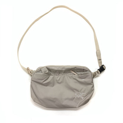【中古品】【メンズ/レディース】 ARC'TERYX アークテリクス X000007973 HELIAD 6L CROSSBODY BAG ショルダーバッグ ボディバッグ ブランド 188-260118-gm-38-fuz カラー：ベージュ 万代Net店