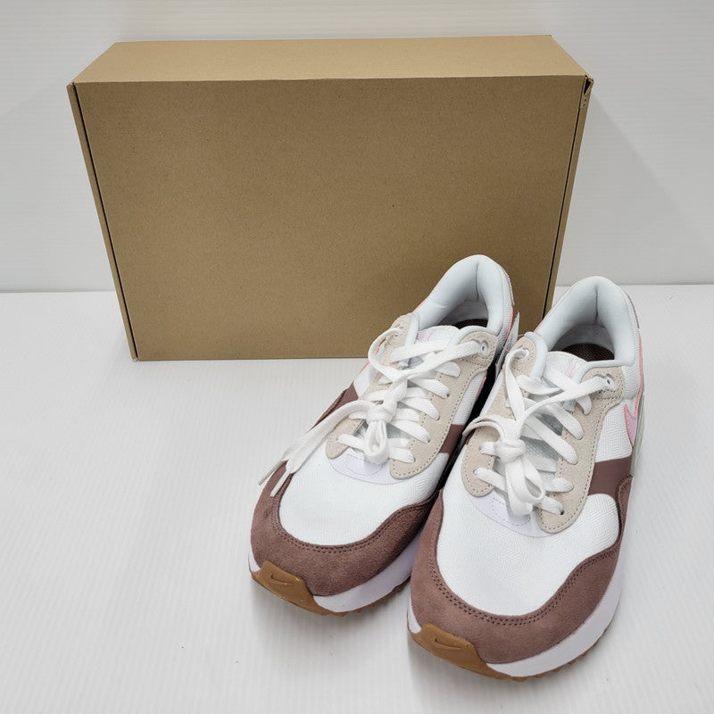 【中古美品】【メンズ】 NIKE ナイキ DZ1637-103 WOMEN'S AIR MAX SYSTM ウィメンズ エアマックス WHITE/SMOKEY MAUVE/GUM MEDIUM BROWN/PINK FOAM ホワイト/スモーキーモーブ/ガムミディアムブラウン/ピンクフォーム スニーカー シューズ 靴 160-241207-mm-05-izu サイズ：28.0cm 万代Net店