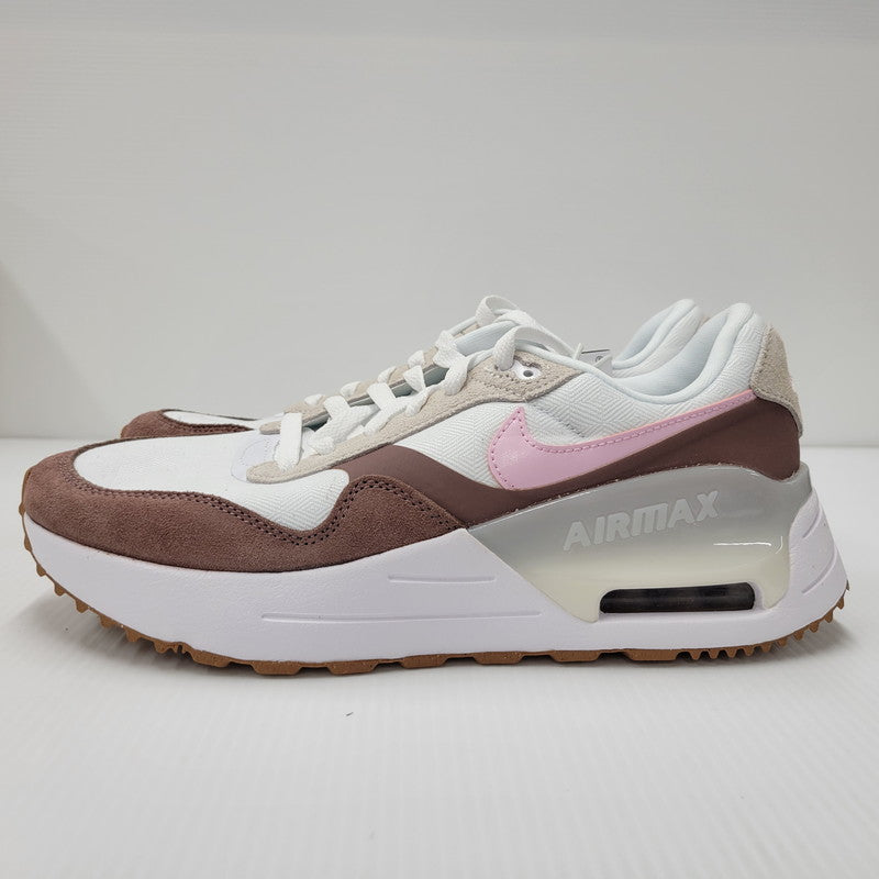 【中古美品】【メンズ】 NIKE ナイキ DZ1637-103 WOMEN'S AIR MAX SYSTM ウィメンズ エアマックス WHITE/SMOKEY MAUVE/GUM MEDIUM BROWN/PINK FOAM ホワイト/スモーキーモーブ/ガムミディアムブラウン/ピンクフォーム スニーカー シューズ 靴 160-241207-mm-05-izu サイズ：28.0cm 万代Net店