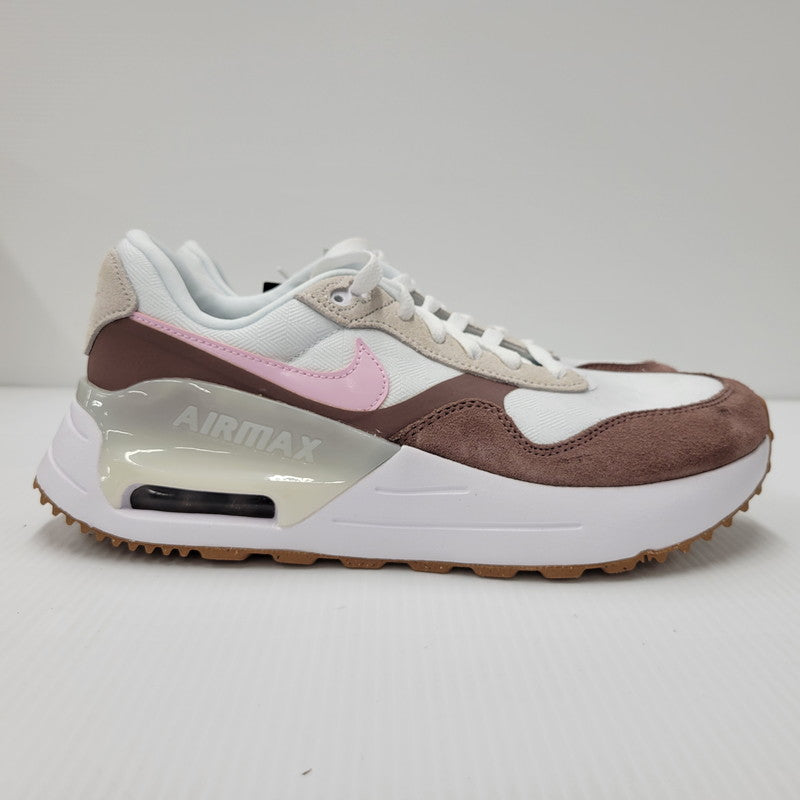 【中古美品】【メンズ】 NIKE ナイキ DZ1637-103 WOMEN'S AIR MAX SYSTM ウィメンズ エアマックス WHITE/SMOKEY MAUVE/GUM MEDIUM BROWN/PINK FOAM ホワイト/スモーキーモーブ/ガムミディアムブラウン/ピンクフォーム スニーカー シューズ 靴 160-241207-mm-05-izu サイズ：28.0cm 万代Net店