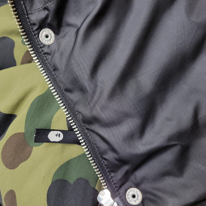 【中古品】【メンズ】 A BATHING APE アベイシングエイプ 001HJA801008X 1ST CAMO DOWN JACKET カモ ダウン ジャケット アウター 142-261028-kh-10-izu サイズ：M カラー：マルチ 万代Net店