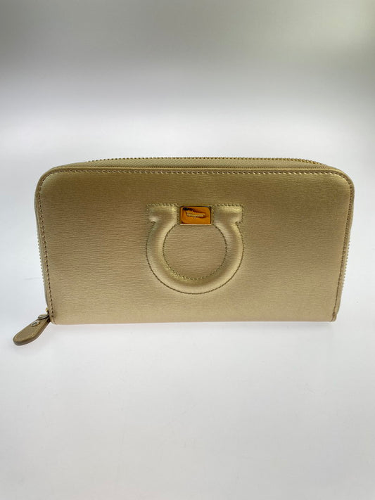 【中古品】【レディース】  FERRAGAMO フェラガモ ROUND ZIP WALLET ラウンドジップウォレット サイフ 財布 181-240304-ab-14-min サイズ：約20×11×3cm カラー：ゴールド系 万代Net店