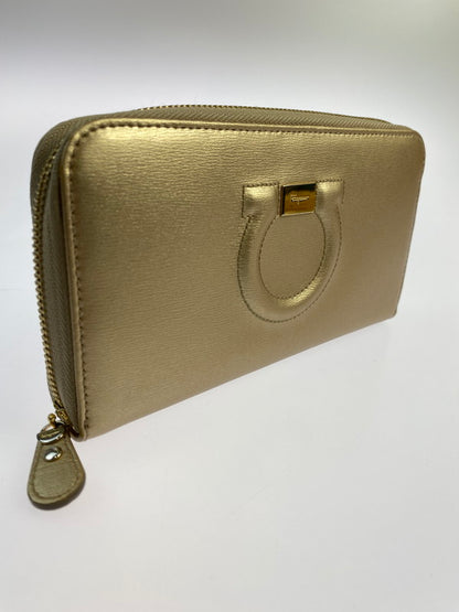 【中古品】【レディース】  FERRAGAMO フェラガモ ROUND ZIP WALLET ラウンドジップウォレット サイフ 財布 181-240304-ab-14-min サイズ：約20×11×3cm カラー：ゴールド系 万代Net店