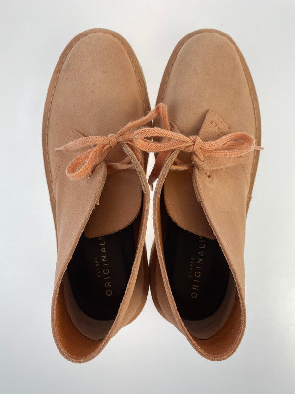 【現状渡し品】【レディース】 CLARKS クラークス 61102416 DESERT BOOT デザートブーツ 靴 シューズ 167-241124-em-07-min サイズ：23.5cm カラー：コーラルピンク 万代Net店