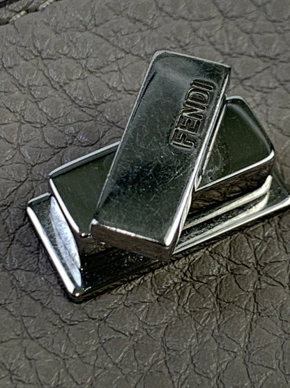 【現状渡し品】【メンズ】 FENDI フェンディ 8M0425 ピーカブー セレリア カードケース 名刺入れ 181-230320-yn-07-min サイズ：約8.5×10.5×1.2cm カラー：グレー系 万代Net店