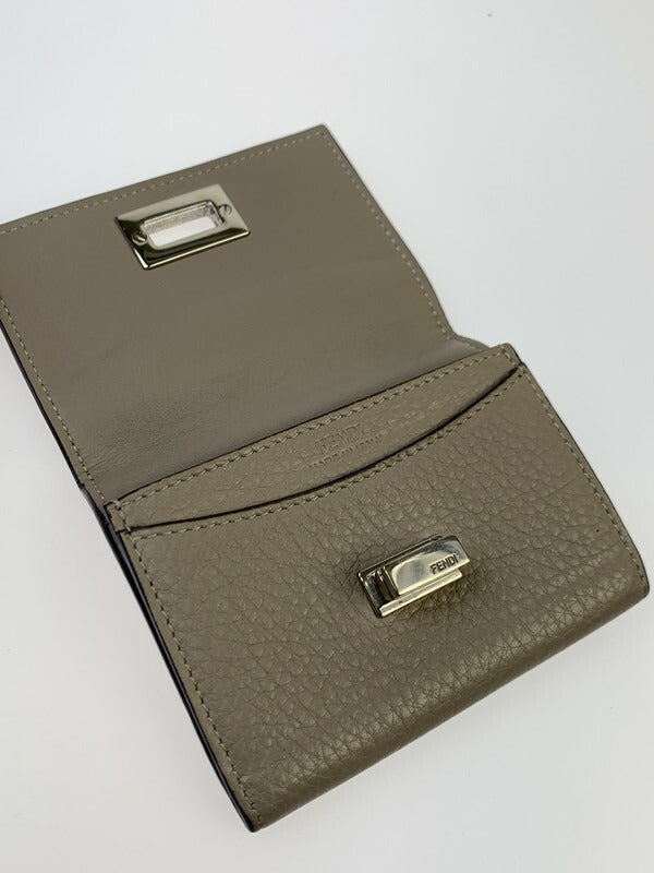 【現状渡し品】【メンズ】 FENDI フェンディ 8M0425 ピーカブー セレリア カードケース 名刺入れ 181-230320-yn-07-min サイズ：約8.5×10.5×1.2cm カラー：グレー系 万代Net店