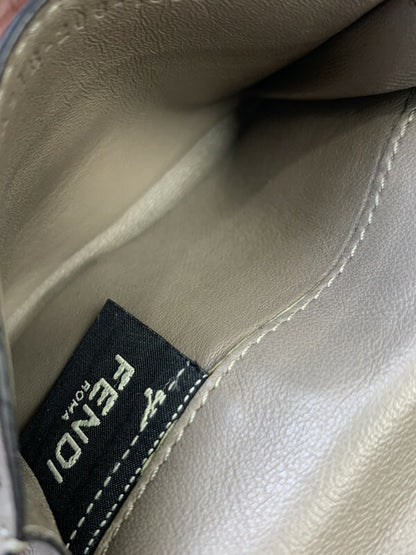 【現状渡し品】【メンズ】 FENDI フェンディ 8M0425 ピーカブー セレリア カードケース 名刺入れ 181-230320-yn-07-min サイズ：約8.5×10.5×1.2cm カラー：グレー系 万代Net店