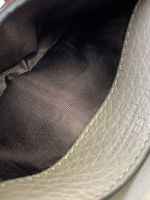 【現状渡し品】【メンズ】 FENDI フェンディ 8M0425 ピーカブー セレリア カードケース 名刺入れ 181-230320-yn-07-min サイズ：約8.5×10.5×1.2cm カラー：グレー系 万代Net店
