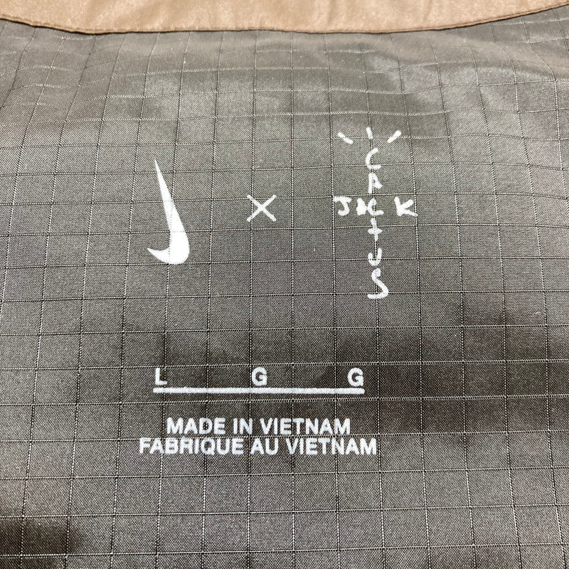 【中古品】【メンズ】  NIKE×TRAVIS SCOTT×CACTUS CORP ナイキ トラビススコット カクタス コープ AS M NRG BH VEST VELVET 21AW ナイロン ベスト トップス 古着 142-250618-mh-06-fuz サイズ：L カラー：ブラウン 万代Net店