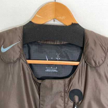 【中古品】【メンズ】  NIKE×TRAVIS SCOTT×CACTUS CORP ナイキ トラビススコット カクタス コープ AS M NRG BH VEST VELVET 21AW ナイロン ベスト トップス 古着 142-250618-mh-06-fuz サイズ：L カラー：ブラウン 万代Net店