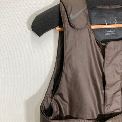 【中古品】【メンズ】  NIKE×TRAVIS SCOTT×CACTUS CORP ナイキ トラビススコット カクタス コープ AS M NRG BH VEST VELVET 21AW ナイロン ベスト トップス 古着 142-250618-mh-06-fuz サイズ：L カラー：ブラウン 万代Net店