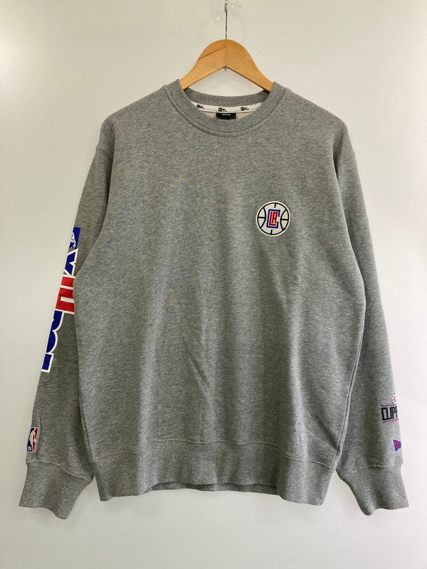 【中古品】【メンズ】 NEW ERA ニューエラ NBA×X-LARGE CLIPPERS STANDARD LOGO SWEATSHIRT リッパーズ スタンダード ロゴ スウェット トップス 142-240308-me-13-min サイズ：M カラー：グレー 灰 万代Net店