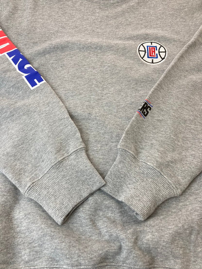 【中古品】【メンズ】 NEW ERA ニューエラ NBA×X-LARGE CLIPPERS STANDARD LOGO SWEATSHIRT リッパーズ スタンダード ロゴ スウェット トップス 142-240308-me-13-min サイズ：M カラー：グレー 灰 万代Net店