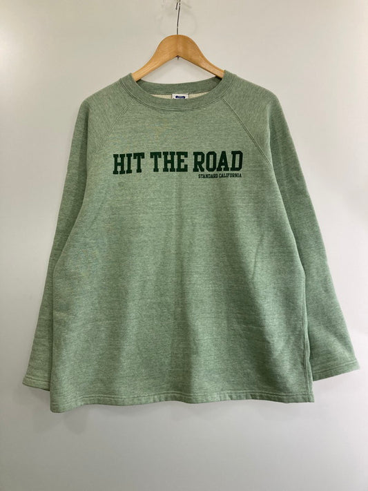 【中古品】【メンズ】 STANDARD CALIFORNIA スタンダードカリフォルニア HIT THE ROAD SWEATSHIRT スウェットトレーナー プルオーバー トップス 140-240313-yn-10-min サイズ：M カラー：グリーン系 万代Net店