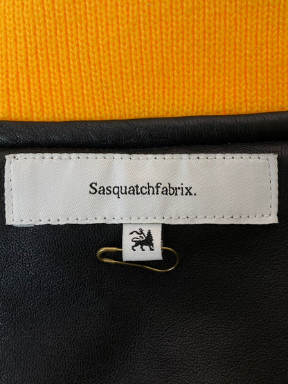 【中古品】【メンズ】 SASQUATCHfabrix. サスクワァッチファブリックス 22SS SYNTHTETIC LEATHER STADIUM JKT 22SS-JKL-006 シンセティック レザー スタジアムジャケット アウター 140-240314-yn-12-min サイズ：L カラー：ブラック 万代Net店