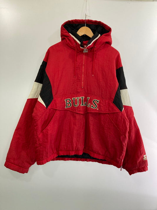 【中古品】【メンズ】 STARTER CHICAGO BULLS NYLON ANORAK JACKET スターター シカゴ ブルズ アノラック ジャケット アウター 146-240401-jt-08-min サイズ：L カラー：レッド 万代Net店